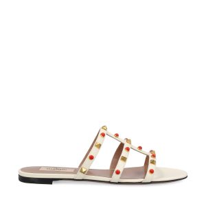 Sandali realizzati in pelle.