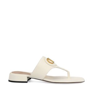 Sandali realizzati in pelle di vitello.