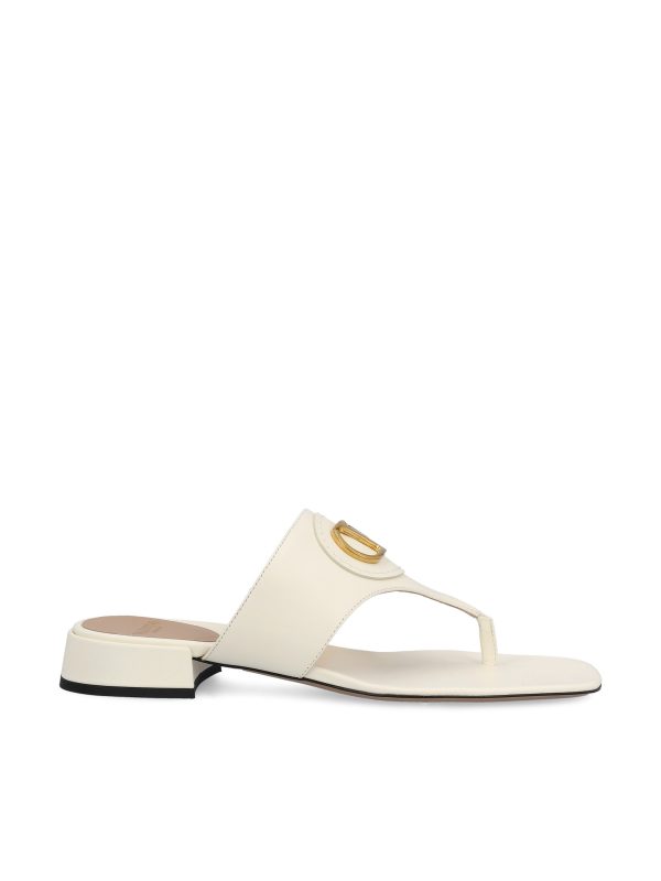 Sandali realizzati in pelle di vitello.
