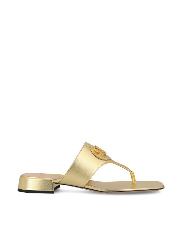 Sandali realizzati in pelle di vitello.