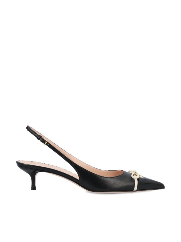 Slingback realizzate in pelle liscia.