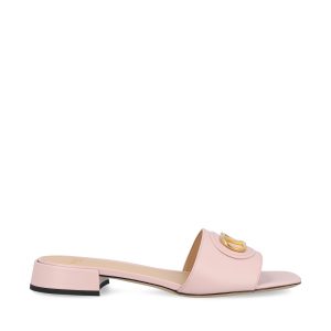 Sandali realizzato in pelle.