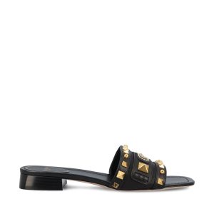 Sandalo realizzato in pelle.