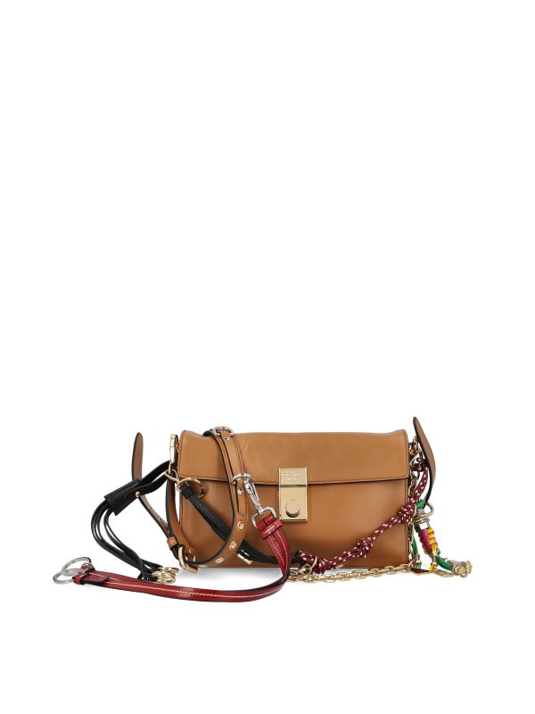 Borsa realizzata in pelle.