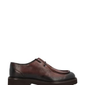 Scarpe realizzate in pelle di vitello.
