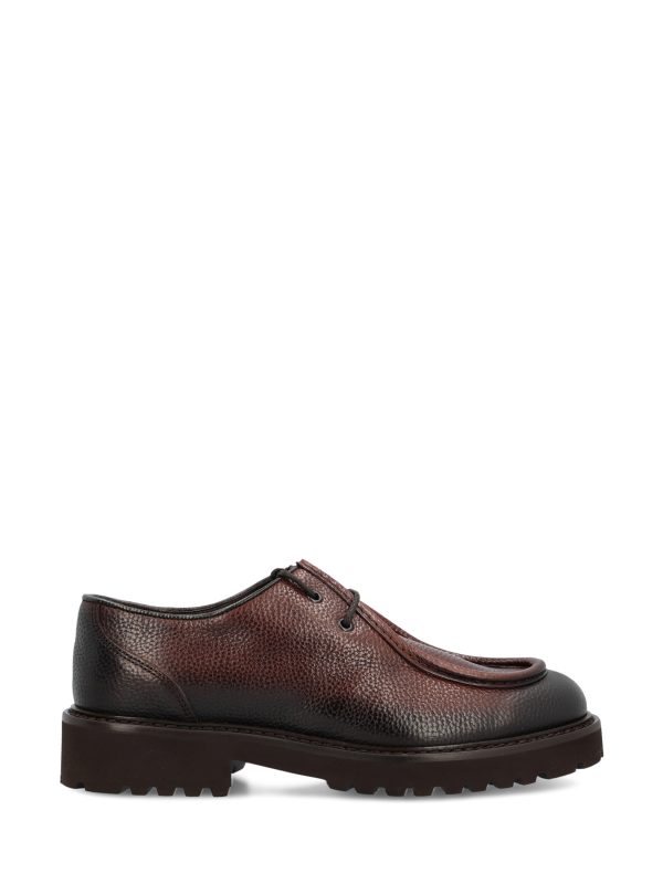 Scarpe realizzate in pelle di vitello.