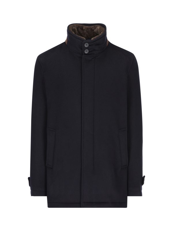 Cappotto realizzato in cashmere.