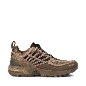 Sneakers realizzate in materiali sintetici.
