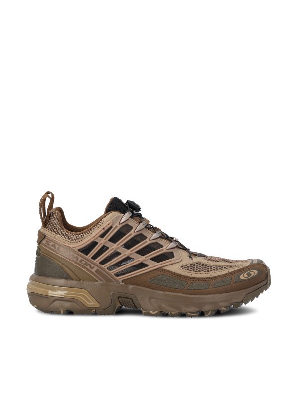 Sneakers realizzate in materiali sintetici.