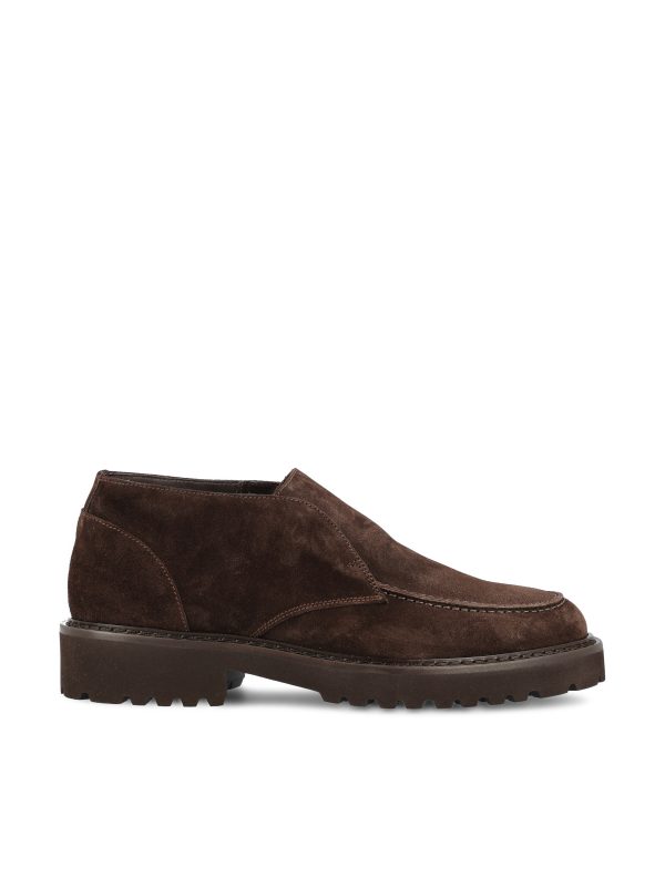 Mocassino realizzato in pelle scamosciata.