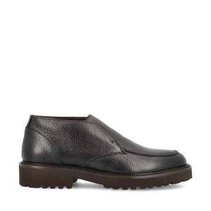 Mocassino realizzato in pelle.