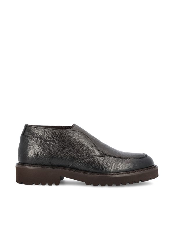 Mocassino realizzato in pelle.