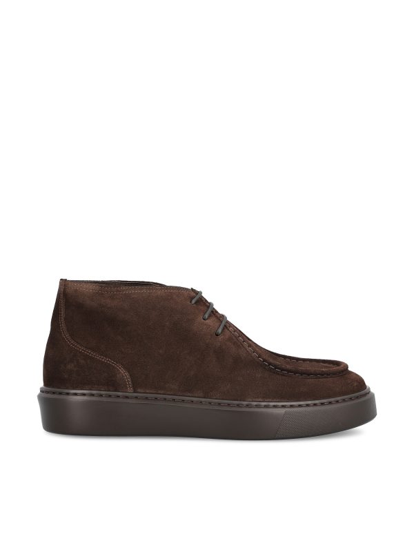Mocassino realizzato in pelle scamosciata.