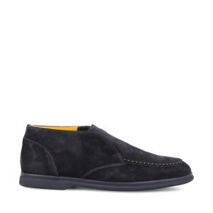 Mocassino realizzato in pelle scamosciata.