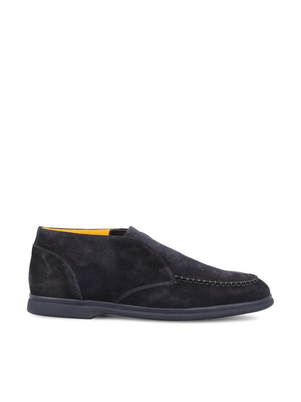 Mocassino realizzato in pelle scamosciata.