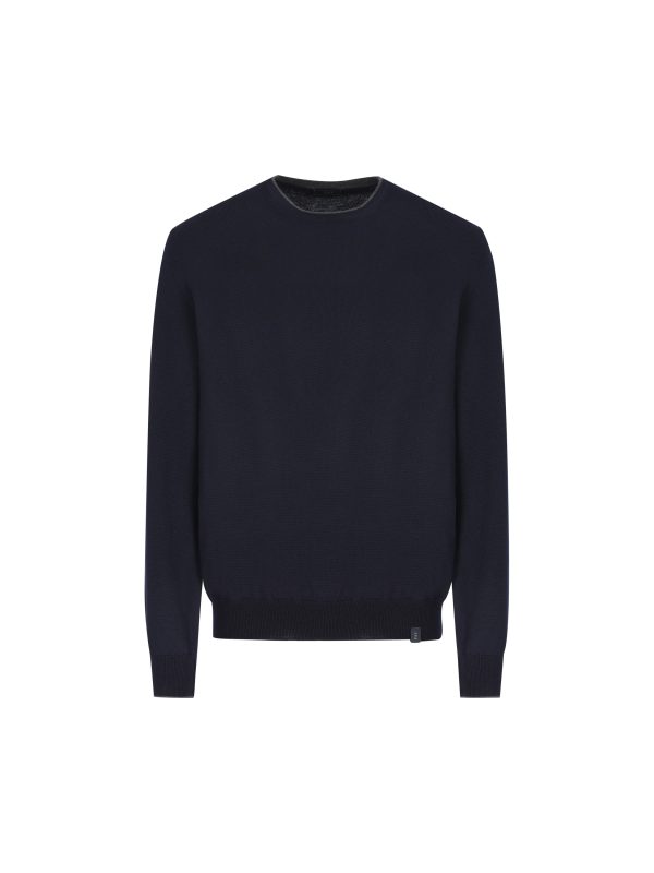 Maglione realizzato in lana vergine.