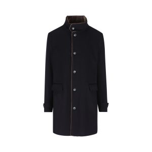 Cappotto realizzato in lana vergine e cashmere.
