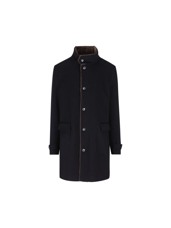 Cappotto realizzato in lana vergine e cashmere.