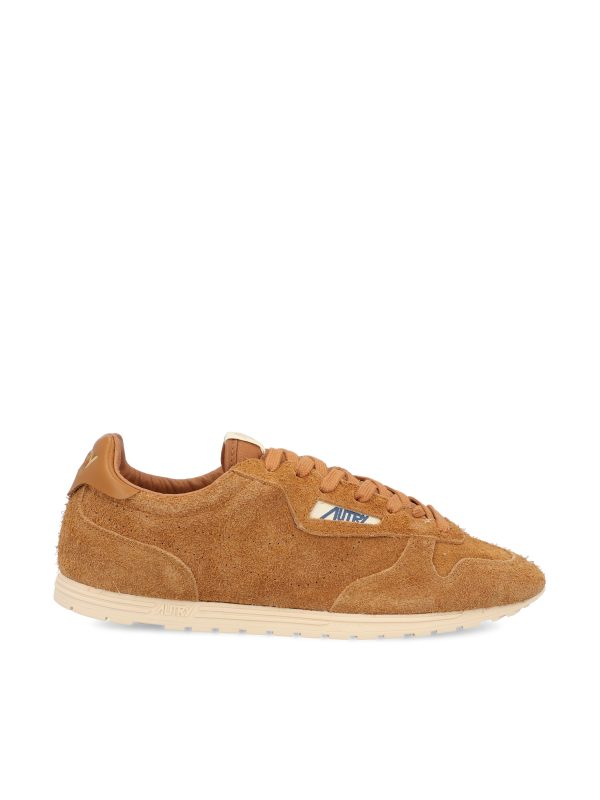 Sneakers realizzate in suede.