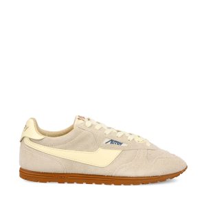 Sneakers realizzate in suede.