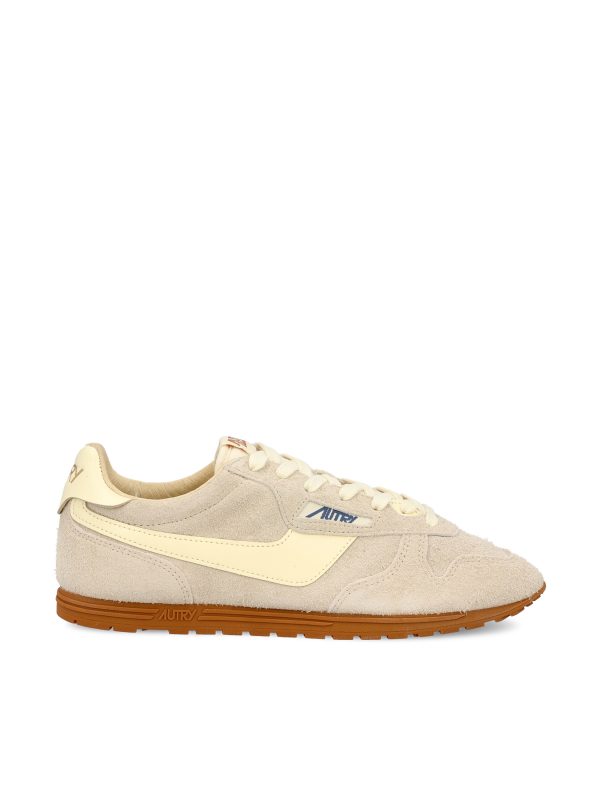 Sneakers realizzate in suede.