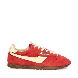 Sneakers realizzate in suede.
