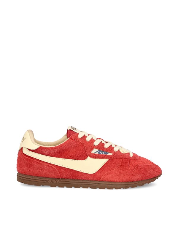 Sneakers realizzate in suede.