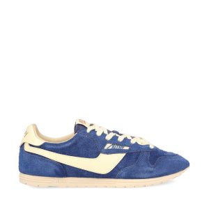 Sneakers realizzate in suede.
