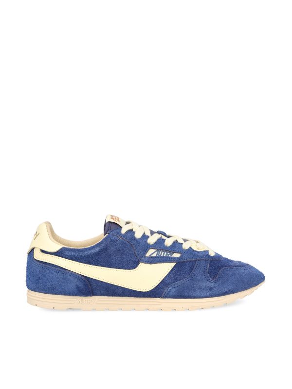 Sneakers realizzate in suede.