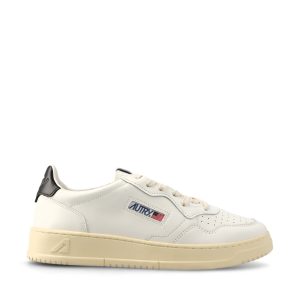 Sneakers realizzate in pelle.