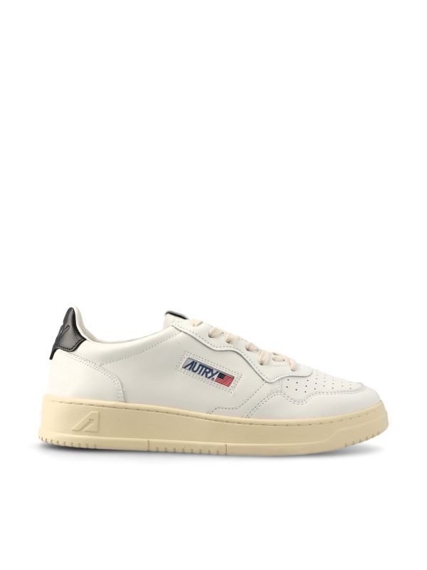 Sneakers realizzate in pelle.