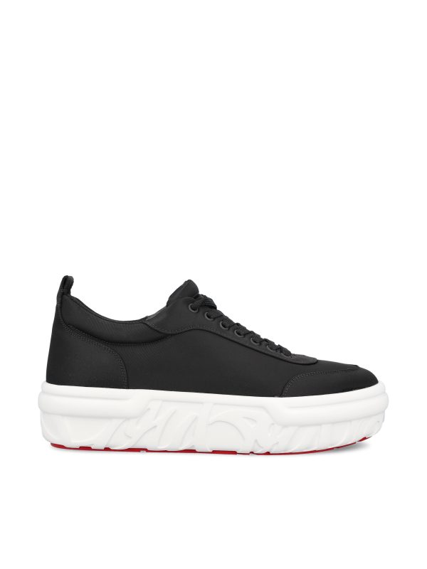 Sneakers realizzate in tessuto.