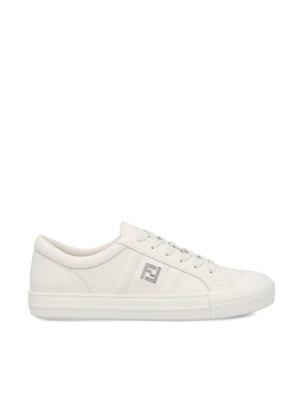 Sneakers realizzate in pelle di vitello.