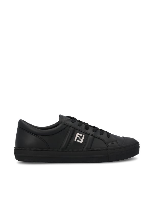 Sneakers realizzate in pelle di vitello.