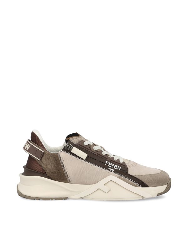 Sneakers realizzate in pelle.