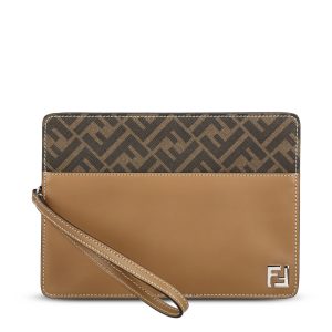 Clutch realizzata in pelle.