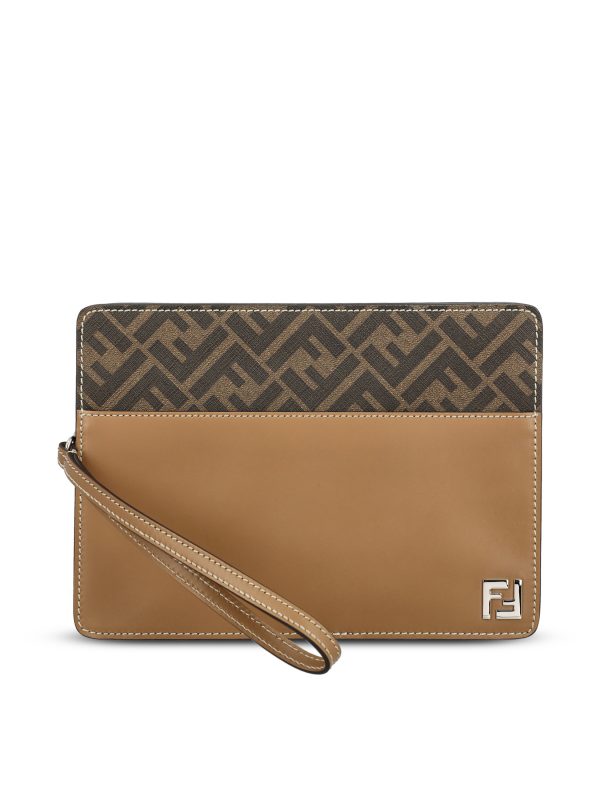 Clutch realizzata in pelle.