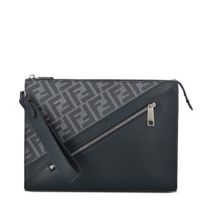 Pochette realizzata in pelle.