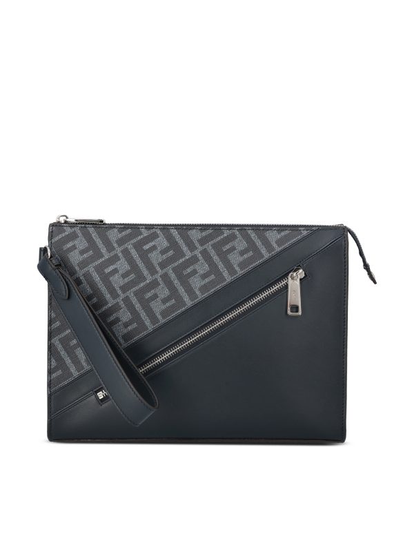 Pochette realizzata in pelle.