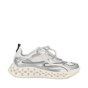 Sneakers realizzate con un mix di Demetra e mesh.