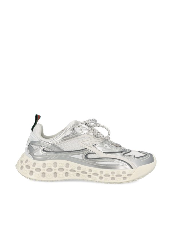 Sneakers realizzate con un mix di Demetra e mesh.