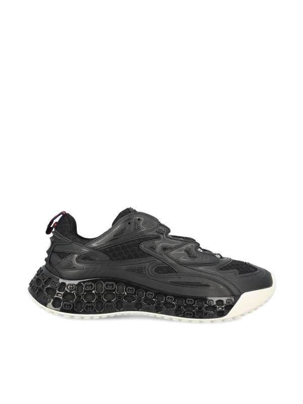 Sneakers realizzate con un mix di Demetra e mesh.
