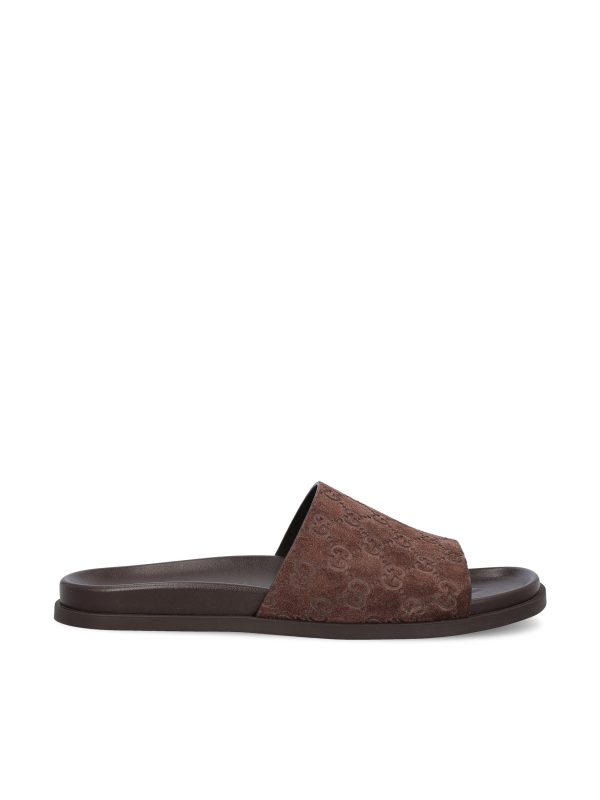 Sandali realizzati in pelle scamosciata.