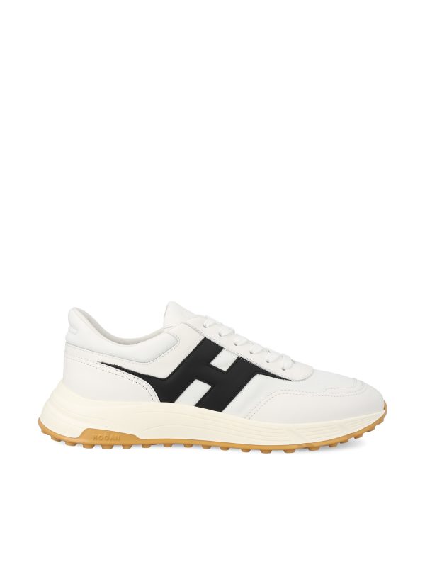 Sneakers realizzate in pelle liscia.