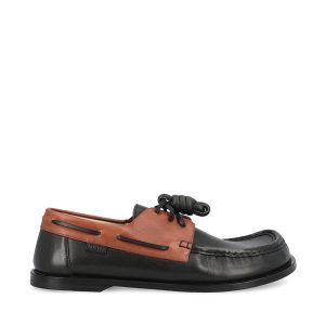 Stringate realizzate in pelle di vitello.