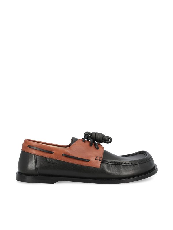 Stringate realizzate in pelle di vitello.