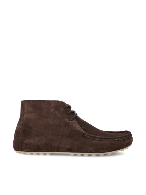 Stivali realizzati in suede.