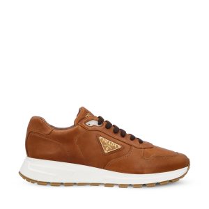 Sneakers realizzate in pelle.