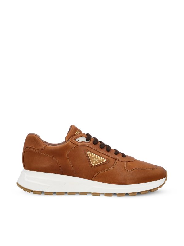 Sneakers realizzate in pelle.