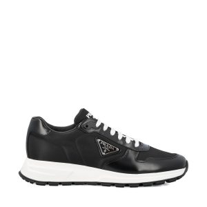 Sneakers realizzate in re-nylon e pelle.